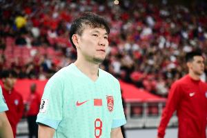 英超2025-粤媒：国足最大问题是伤停较多，若用双后腰李源一或有出场可能