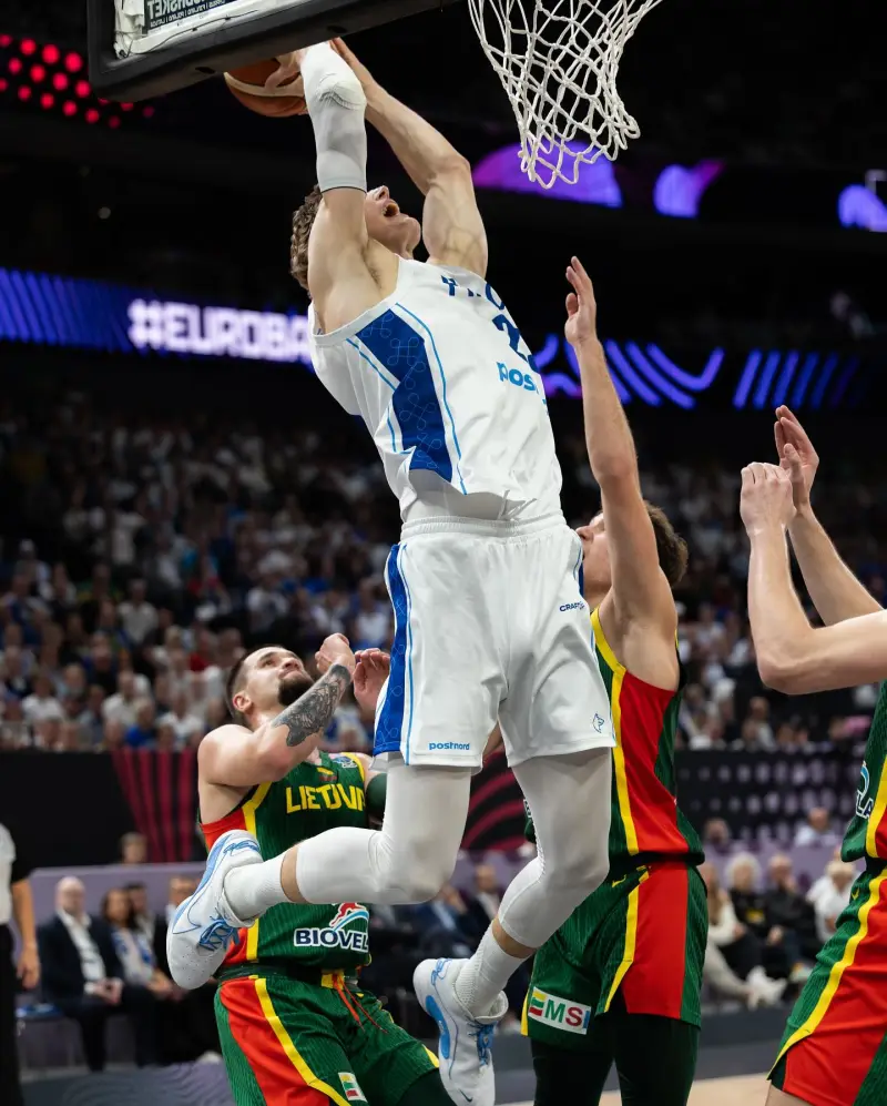 直播APP-纯粹的决心！爵士官方媒体分享马尔卡宁欧锦赛赛场照片