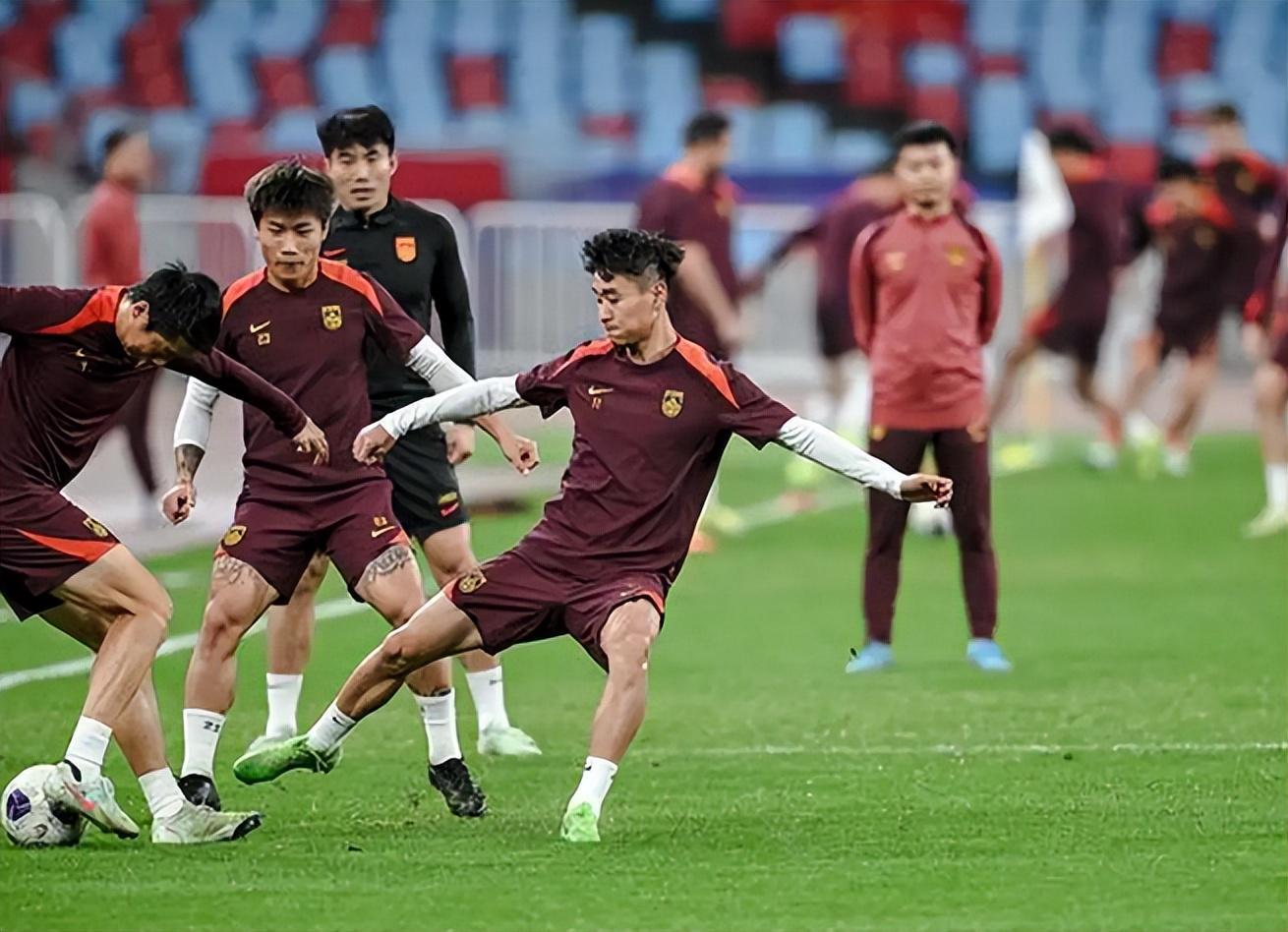 五大联赛-振奋！中国男足逼平身价十亿豪门，天才中锋爆发，给U23做出榜样