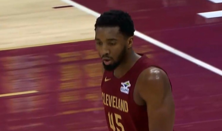 直播APP-确实厉害！施罗德不停球传球 米切尔不沉球三分压哨空心命中！