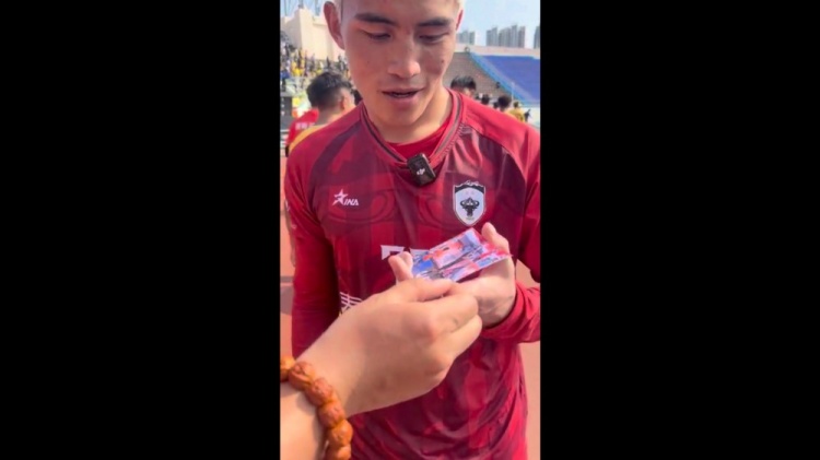 五大联赛-玉树队门将获赠王大雷签名照：他是我们国家的骄傲，太硬气了