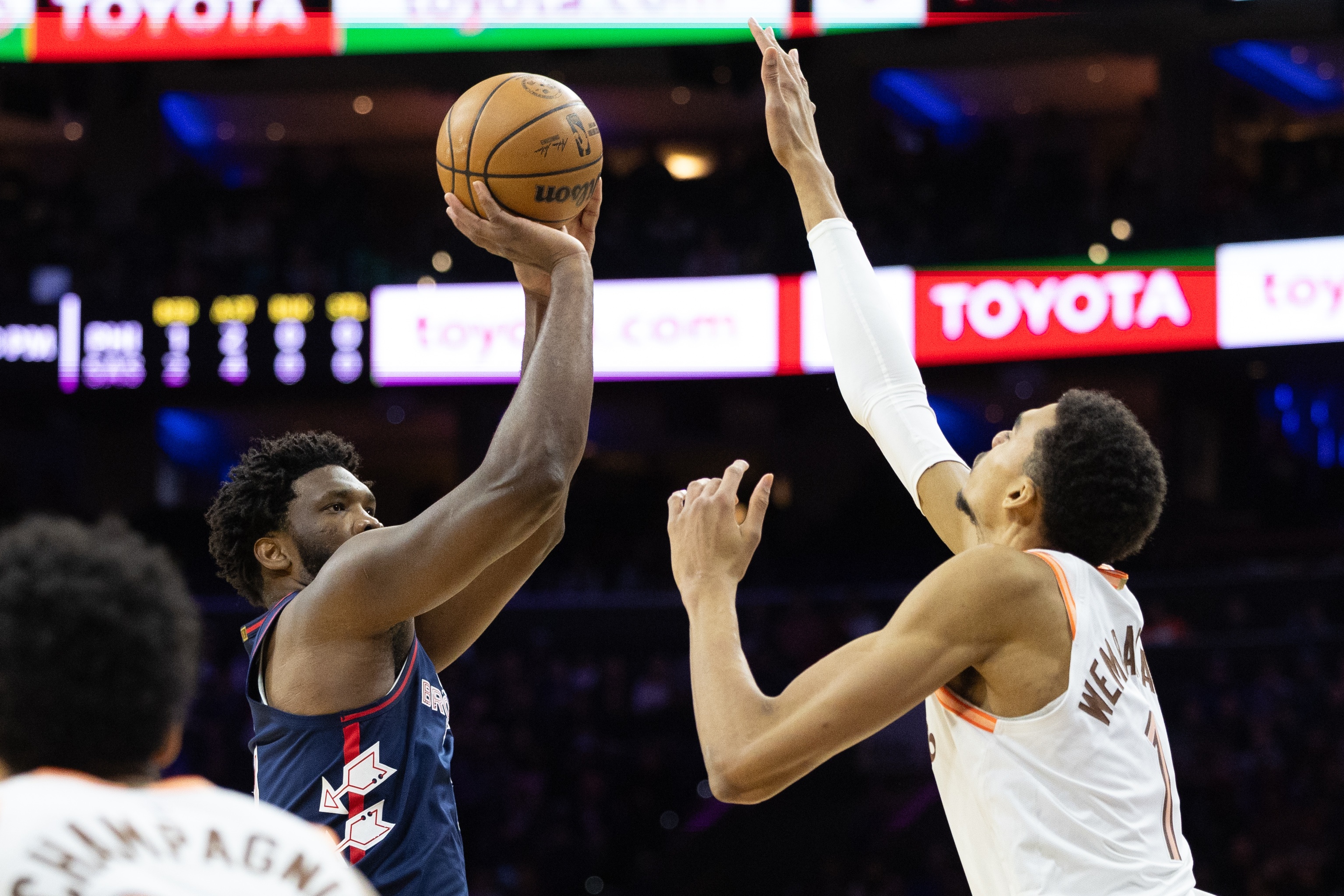 五大联赛-拿下一血！文班亚马面对恩比德首次获胜 生涯战绩来到1胜2负